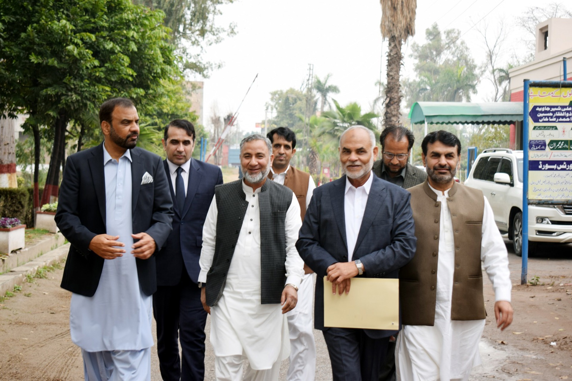 Receiving cheif guest for Muqabala e hussan e Qirat